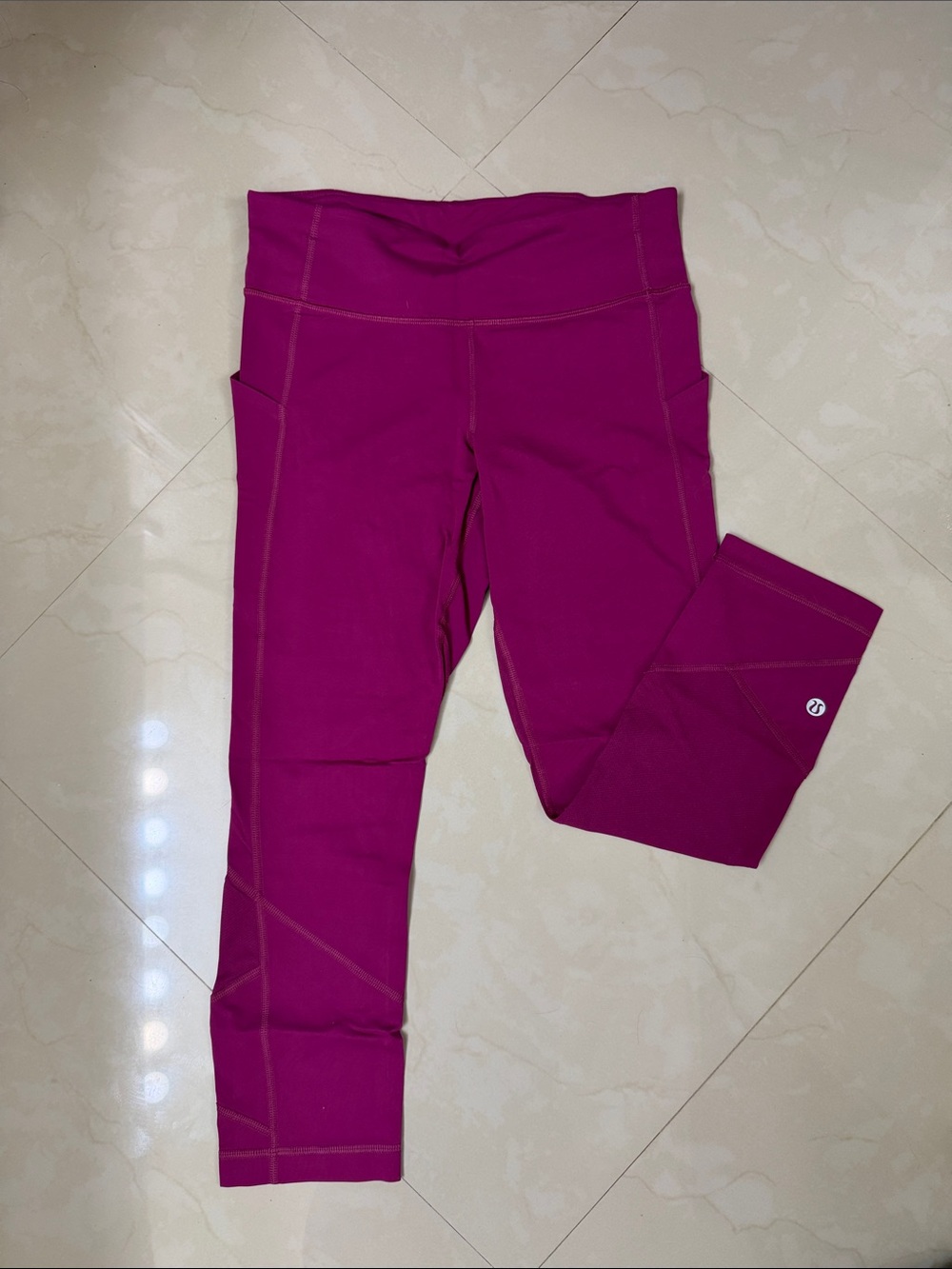 lululemon athletica Women’s cropped Fuchsia Performance Leggings
